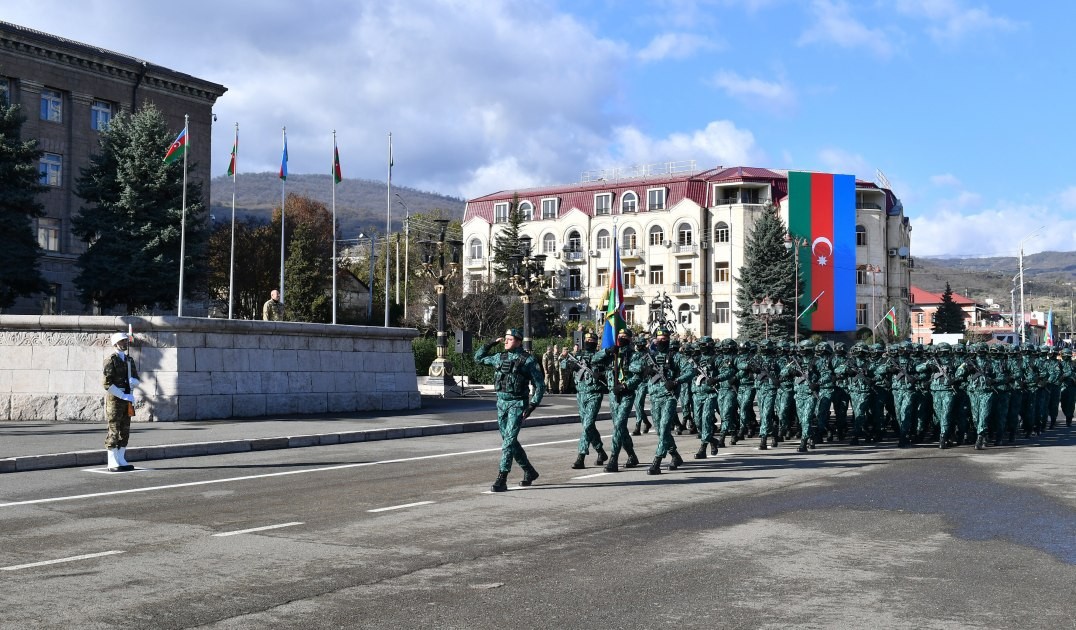 Prezident və birinci xanım Xankəndi şəhərində keçirilən hərbi paradda iştirak ediblər - YENİLƏNİB (FOTOLAR)